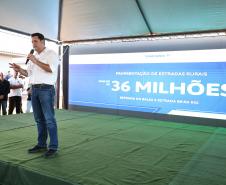 Governador entrega moradias e anuncia R$ 36,2 milhões para estradas rurais em Terra Rica