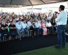 Governador entrega moradias e anuncia R$ 36,2 milhões para estradas rurais em Terra Rica
