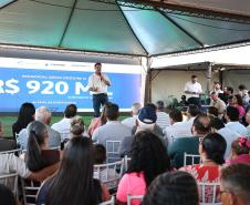 Governador entrega moradias e anuncia R$ 36,2 milhões para estradas rurais em Terra Rica