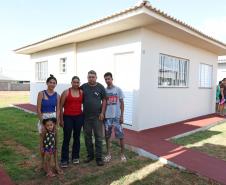 Governador entrega moradias e anuncia R$ 36,2 milhões para estradas rurais em Terra Rica