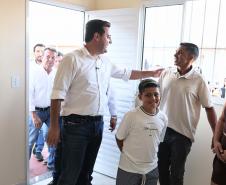 Governador entrega moradias e anuncia R$ 36,2 milhões para estradas rurais em Terra Rica