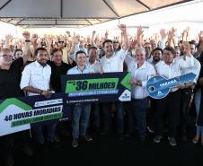 Governador entrega moradias e anuncia R$ 36,2 milhões para estradas rurais em Terra Rica