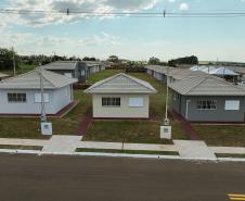 Governador entrega moradias e anuncia R$ 36,2 milhões para estradas rurais em Terra Rica