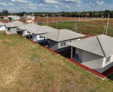 Governador entrega moradias e anuncia R$ 36,2 milhões para estradas rurais em Terra Rica
