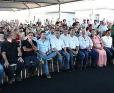 Governador entrega moradias e anuncia R$ 36,2 milhões para estradas rurais em Terra Rica