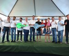 Governador entrega moradias e anuncia R$ 36,2 milhões para estradas rurais em Terra Rica