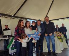 47 famílias de Figueira recebem moradias financiadas pela Cohapar