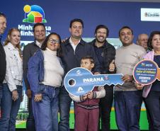 Ratinho Junior inaugura residencial com 320 unidades em Londrina, no Norte do Estado