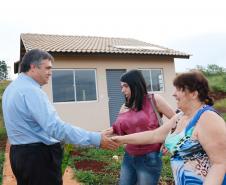 Foi inaugurado na última sexta-feira (21) o Conjunto Residencial Solo Sagrado, novo lar de 500 famílias da cidade de Apucarana, no Vale do Ivaí. O empreendimento recebeu R$ 36 milhões de investimentos do poder público por meio do programa Minha Casa Minha Vida, do Governo Federal, e Morar Bem Paraná, do Governo do Estado, com a participação da Prefeitura de Apucarana.