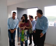 Foi inaugurado na última sexta-feira (21) o Conjunto Residencial Solo Sagrado, novo lar de 500 famílias da cidade de Apucarana, no Vale do Ivaí. O empreendimento recebeu R$ 36 milhões de investimentos do poder público por meio do programa Minha Casa Minha Vida, do Governo Federal, e Morar Bem Paraná, do Governo do Estado, com a participação da Prefeitura de Apucarana.