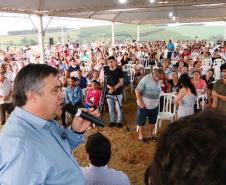 Foi inaugurado na última sexta-feira (21) o Conjunto Residencial Solo Sagrado, novo lar de 500 famílias da cidade de Apucarana, no Vale do Ivaí. O empreendimento recebeu R$ 36 milhões de investimentos do poder público por meio do programa Minha Casa Minha Vida, do Governo Federal, e Morar Bem Paraná, do Governo do Estado, com a participação da Prefeitura de Apucarana.