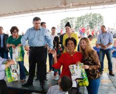 Foi inaugurado na última sexta-feira (21) o Conjunto Residencial Solo Sagrado, novo lar de 500 famílias da cidade de Apucarana, no Vale do Ivaí. O empreendimento recebeu R$ 36 milhões de investimentos do poder público por meio do programa Minha Casa Minha Vida, do Governo Federal, e Morar Bem Paraná, do Governo do Estado, com a participação da Prefeitura de Apucarana.