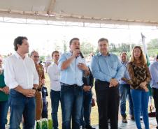 Foi inaugurado na última sexta-feira (21) o Conjunto Residencial Solo Sagrado, novo lar de 500 famílias da cidade de Apucarana, no Vale do Ivaí. O empreendimento recebeu R$ 36 milhões de investimentos do poder público por meio do programa Minha Casa Minha Vida, do Governo Federal, e Morar Bem Paraná, do Governo do Estado, com a participação da Prefeitura de Apucarana.