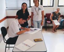 Dez famílias de Ubiratã, na região Centro-Oeste do Paraná, receberam nesta quinta-feira (3) as escrituras de suas moradias. Elas fazem parte de um grupo de mutuários da Cohapar que já quitaram o financiamento imobiliário com a empresa e agora foram beneficiadas pelo programa de Escrituração Direta da companhia.