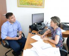 O prefeito de Jesuítas, Junior Weiller, visitou a sede da Cohapar, em Curitiba, nesta terça-feira (8). Ele se reuniu com a assessora da presidência, Jocely Loyola, com quem tratou de ações conjuntas entre os órgãos para a viabilização de novos projetos habitacionais.