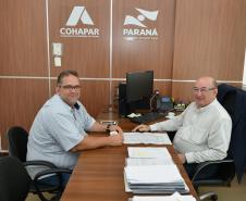 O prefeito de Leópolis, Sandrinho Ribeiro, visitou a sede da Cohapar, em Curitiba, para tratar de projetos de habitação popular previstos para o município. Ele participou de uma reunião com o diretor Administrativo-Financeiro da companhia, Paulo Campos, que o orientou sobre os procedimentos necessários para o estabelecimento de novas parcerias de trabalho.