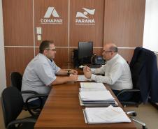 O prefeito de Leópolis, Sandrinho Ribeiro, visitou a sede da Cohapar, em Curitiba, para tratar de projetos de habitação popular previstos para o município. Ele participou de uma reunião com o diretor Administrativo-Financeiro da companhia, Paulo Campos, que o orientou sobre os procedimentos necessários para o estabelecimento de novas parcerias de trabalho.