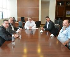O presidente da Cohapar, Jorge Lange, recebeu nesta segunda-feira (14) a visita do prefeito em exercício de Cafelândia, Lorenço Pierdoná. Além de desejar sucesso ao novo mandatário da Companhia de Habitação do Paraná, o gestor municipal visa dar continuidade a projetos de construção de moradias iniciados entre o Governo do Estado e a Prefeitura de Cafelândia.