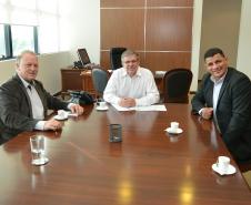 O presidente da Cohapar, Jorge Lange, recebeu nesta segunda-feira (14) a visita do prefeito em exercício de Cafelândia, Lorenço Pierdoná. Além de desejar sucesso ao novo mandatário da Companhia de Habitação do Paraná, o gestor municipal visa dar continuidade a projetos de construção de moradias iniciados entre o Governo do Estado e a Prefeitura de Cafelândia.