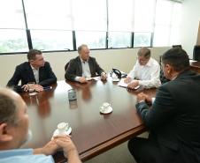 O presidente da Cohapar, Jorge Lange, recebeu nesta segunda-feira (14) a visita do prefeito em exercício de Cafelândia, Lorenço Pierdoná. Além de desejar sucesso ao novo mandatário da Companhia de Habitação do Paraná, o gestor municipal visa dar continuidade a projetos de construção de moradias iniciados entre o Governo do Estado e a Prefeitura de Cafelândia.