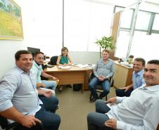 O presidente da Cohapar, Jorge Lange, e o prefeito de Novo Itacolomi, Moacir Andreolla, estiveram reunidos nesta segunda-feira (14), na sede da companhia, para acertar detalhes da construção de 42 novas moradias na cidade. O projeto faz parte do programa Família Paranaense e receberá investimentos que superam os R$ 2,5 milhões.