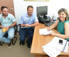 O presidente da Cohapar, Jorge Lange, e o prefeito de Novo Itacolomi, Moacir Andreolla, estiveram reunidos nesta segunda-feira (14), na sede da companhia, para acertar detalhes da construção de 42 novas moradias na cidade. O projeto faz parte do programa Família Paranaense e receberá investimentos que superam os R$ 2,5 milhões.