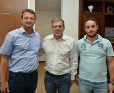 O presidente da Cohapar, Jorge Lange, e o prefeito de Novo Itacolomi, Moacir Andreolla, estiveram reunidos nesta segunda-feira (14), na sede da companhia, para acertar detalhes da construção de 42 novas moradias na cidade. O projeto faz parte do programa Família Paranaense e receberá investimentos que superam os R$ 2,5 milhões.