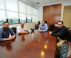 Nesta quarta-feira (16), o prefeito de São Pedro do Iguaçu, Francisco Souza Neto (Chiquinho), e o presidente da Cohapar, Jorge Lange, estiveram reunidos na sede da empresa, em Curitiba. O representante do município pleiteou o apoio do governo estadual para a construção de novas casas populares.