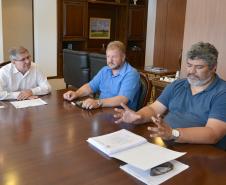 Com o objetivo de dar andamento a obras de infraestrutura do Programa de Aceleração do Crescimento (PAC) em Campo Magro, o prefeito Claudio Cesar Casagrande visitou o presidente da Cohapar, Jorge Lange, nesta terça-feira (15). Os dois também conversaram sobre ações envolvendo a regularização e titulação de lotes dentro do programa, em parceria com o Governo Federal.
