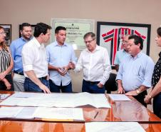 O presidente da Companhia Paranaense de Habitação (Cohapar) Jorge Lange, cumpriu agenda nesta sexta-feira em Apucarana. Ele deu posse à assistente social Elisângela Costa Araújo, na chefia do escritório regional da Cohapar em Apucarana. E, em seguida, esteve na Prefeitura de Apucarana, retribuindo a visita que recebeu na semana anterior, do prefeito em exercício Junior da Femac. 