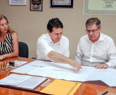 O presidente da Companhia Paranaense de Habitação (Cohapar) Jorge Lange, cumpriu agenda nesta sexta-feira em Apucarana. Ele deu posse à assistente social Elisângela Costa Araújo, na chefia do escritório regional da Cohapar em Apucarana. E, em seguida, esteve na Prefeitura de Apucarana, retribuindo a visita que recebeu na semana anterior, do prefeito em exercício Junior da Femac. 