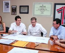 O presidente da Companhia Paranaense de Habitação (Cohapar) Jorge Lange, cumpriu agenda nesta sexta-feira em Apucarana. Ele deu posse à assistente social Elisângela Costa Araújo, na chefia do escritório regional da Cohapar em Apucarana. E, em seguida, esteve na Prefeitura de Apucarana, retribuindo a visita que recebeu na semana anterior, do prefeito em exercício Junior da Femac. 