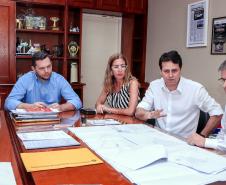O presidente da Companhia Paranaense de Habitação (Cohapar) Jorge Lange, cumpriu agenda nesta sexta-feira em Apucarana. Ele deu posse à assistente social Elisângela Costa Araújo, na chefia do escritório regional da Cohapar em Apucarana. E, em seguida, esteve na Prefeitura de Apucarana, retribuindo a visita que recebeu na semana anterior, do prefeito em exercício Junior da Femac. 