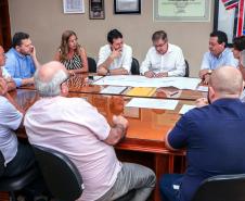 O presidente da Companhia Paranaense de Habitação (Cohapar) Jorge Lange, cumpriu agenda nesta sexta-feira em Apucarana. Ele deu posse à assistente social Elisângela Costa Araújo, na chefia do escritório regional da Cohapar em Apucarana. E, em seguida, esteve na Prefeitura de Apucarana, retribuindo a visita que recebeu na semana anterior, do prefeito em exercício Junior da Femac. 