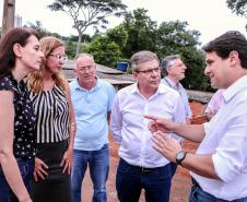 O presidente da Companhia Paranaense de Habitação (Cohapar) Jorge Lange, cumpriu agenda nesta sexta-feira em Apucarana. Ele deu posse à assistente social Elisângela Costa Araújo, na chefia do escritório regional da Cohapar em Apucarana. E, em seguida, esteve na Prefeitura de Apucarana, retribuindo a visita que recebeu na semana anterior, do prefeito em exercício Junior da Femac. 