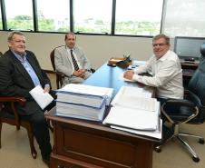 O presidente da Cohapar, Jorge Lange, recebeu nesta segunda-feira (21) em seu gabinete o prefeito de Assis Chateaubriand, João Aparecido Pegoraro. No encontro, acompanhado pelo deputado estadual eleito e ex-prefeito do município, Marcel Micheletto, foram tratadas questões relativas ao desenvolvimento de novos projetos habitacionais entre a prefeitura e o Governo do Paraná.