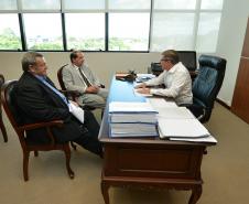 O presidente da Cohapar, Jorge Lange, recebeu nesta segunda-feira (21) em seu gabinete o prefeito de Assis Chateaubriand, João Aparecido Pegoraro. No encontro, acompanhado pelo deputado estadual eleito e ex-prefeito do município, Marcel Micheletto, foram tratadas questões relativas ao desenvolvimento de novos projetos habitacionais entre a prefeitura e o Governo do Paraná.