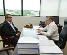 O prefeito de Mandaguaçu, Maurício Aparecido da Silva, mais conhecido como Professor Índio, esteve na sede da Cohapar nesta quarta-feira (23) para buscar orientações do presidente, Jorge Lange, sobre os rumos da política habitacional no Paraná. A intenção da administração municipal é firmar novos convênios de cooperação com o Governo do Estado para a implantação de conjuntos em prol de famílias de menor renda residentes no município, na região Noroeste do estado.