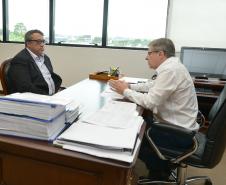 O prefeito de Mandaguaçu, Maurício Aparecido da Silva, mais conhecido como Professor Índio, esteve na sede da Cohapar nesta quarta-feira (23) para buscar orientações do presidente, Jorge Lange, sobre os rumos da política habitacional no Paraná. A intenção da administração municipal é firmar novos convênios de cooperação com o Governo do Estado para a implantação de conjuntos em prol de famílias de menor renda residentes no município, na região Noroeste do estado.