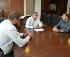 Nesta quarta-feira (23), o presidente da Cohapar, Jorge Lange, e o prefeito de Realeza, Milton Andreolli, estiveram reunidos na sede da empresa, em Curitiba, para tratar de projetos conjuntos entre o Governo do Estado e a administração do município, localizado na região Sudoeste do Paraná.
