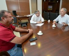 Em um encontro com o presidente da Cohapar, Jorge Lange, nesta quarta-feira (23), o prefeito de Jandaia do Sul, Benedito Pupio, discutiu a continuidade de projetos habitacionais previstos para o município, na região do Vale do Ivaí. O principal tópico tratado entre os dois foi a conclusão de um processo licitatório que prevê a construção de 218 imóveis, que ainda dependem da liberação de recursos da Caixa Econômica Federal.