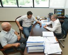 O prefeito de Santa Cruz de Monte Castelo, Fran Boni, fez uma visita ao novo presidente da Cohapar, Jorge Lange, nesta terça-feira (29). Durante o encontro na sede da empresa, em Curitiba, os dois trataram da continuidade de projetos habitacionais iniciados de forma conjunta entre o Governo do Estado e a administração municipal.