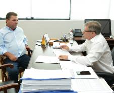 Com quase 10 mil famílias inscritas a espera de uma moradia em Arapongas, a prefeitura e a Cohapar se articulam para viabilizar o repasse de recursos federais para a construção de novos empreendimentos na cidade, no Norte do Paraná. A busca por uma solução efetiva para a situação foi discutida durante um encontro do prefeito Sergio Onofre com o presidente da Cohapar, Jorge Lange, nesta quarta-feira (30), na sede da empresa, em Curitiba.