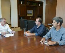 Com o objetivo de viabilizar a contratação de novos empreendimentos habitacionais para Barra do Jacaré, o prefeito Adalberto Aguiar, mais conhecido como Berano, foi até a sede da Cohapar, em Curitiba. Ele foi recepcionado pelo presidente da companhia, Jorge Lange, que o instruiu sobre as ações planejadas pela empresa que podem atender o município, da região do Norte Pioneiro do Paraná.