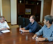Com o objetivo de viabilizar a contratação de novos empreendimentos habitacionais para Barra do Jacaré, o prefeito Adalberto Aguiar, mais conhecido como Berano, foi até a sede da Cohapar, em Curitiba. Ele foi recepcionado pelo presidente da companhia, Jorge Lange, que o instruiu sobre as ações planejadas pela empresa que podem atender o município, da região do Norte Pioneiro do Paraná.