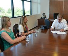 O presidente da Cohapar, Jorge Lange, e a prefeita de Andirá, Ione Abib, estiveram reunidos nesta terça-feira (29) para discutir o futuro da parceria entre o Governo do Estado e o município no setor de habitação popular. Atualmente, um procedimento licitatório está em andamento para a construção de 14 novas moradias e o objetivo é ampliar os investimentos na cidade, localizada na região do Norte Pioneiro do Paraná.