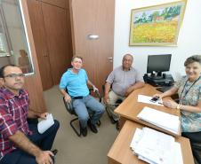 O prefeito em exercício de Farol, Natalicio dos Santos (Natal), esteve na sede da Cohapar, em Curitiba, nesta quarta-feira (30) para tratar da continuidade de um projeto para a construção de 27 casas populares na cidade, na região Centro-Oeste do Paraná. O empreendimento tem orçamento estimado em R$ 1,9 milhão e depende da aprovação de recursos do programa Minha Casa Minha Vida pela Caixa Econômica Federal.