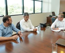 Com o intuito de conhecer as perspectivas do setor habitacional para os próximos anos, o prefeito de Catanduvas, Moisés de Souza, visitou a sede da Cohapar na última quarta-feira (30). Ele e o presidente da companhia, Jorge Lange, conversaram sobre possíveis parcerias que podem ser estabelecidas entre os órgãos para a viabilização de novos projetos para o município, na região Centro-Sul do Paraná.