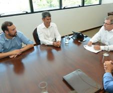 Com o intuito de conhecer as perspectivas do setor habitacional para os próximos anos, o prefeito de Catanduvas, Moisés de Souza, visitou a sede da Cohapar na última quarta-feira (30). Ele e o presidente da companhia, Jorge Lange, conversaram sobre possíveis parcerias que podem ser estabelecidas entre os órgãos para a viabilização de novos projetos para o município, na região Centro-Sul do Paraná.