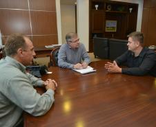 O presidente da Cohapar, Jorge Lange, e o prefeito de Ribeirão do Pinhal, Wagner Martins, estiveram reunidos na sede da empresa, em Curitiba, para tratar de possíveis investimentos em habitação popular para o município nesta terça-feira (5). No encontro, ficou definido que técnicos do órgão estadual e da prefeitura iniciarão estudos para retomar projetos para a construção de novas moradias na localidade, na região do Norte Pioneiro do Paraná.